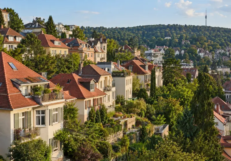 KI-Symbolbild: Wohnviertel an einem Stuttgarter Hang